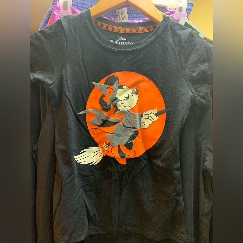Halloween Tee with Minnie Mouse Witch 🧙Graphic. NWT!